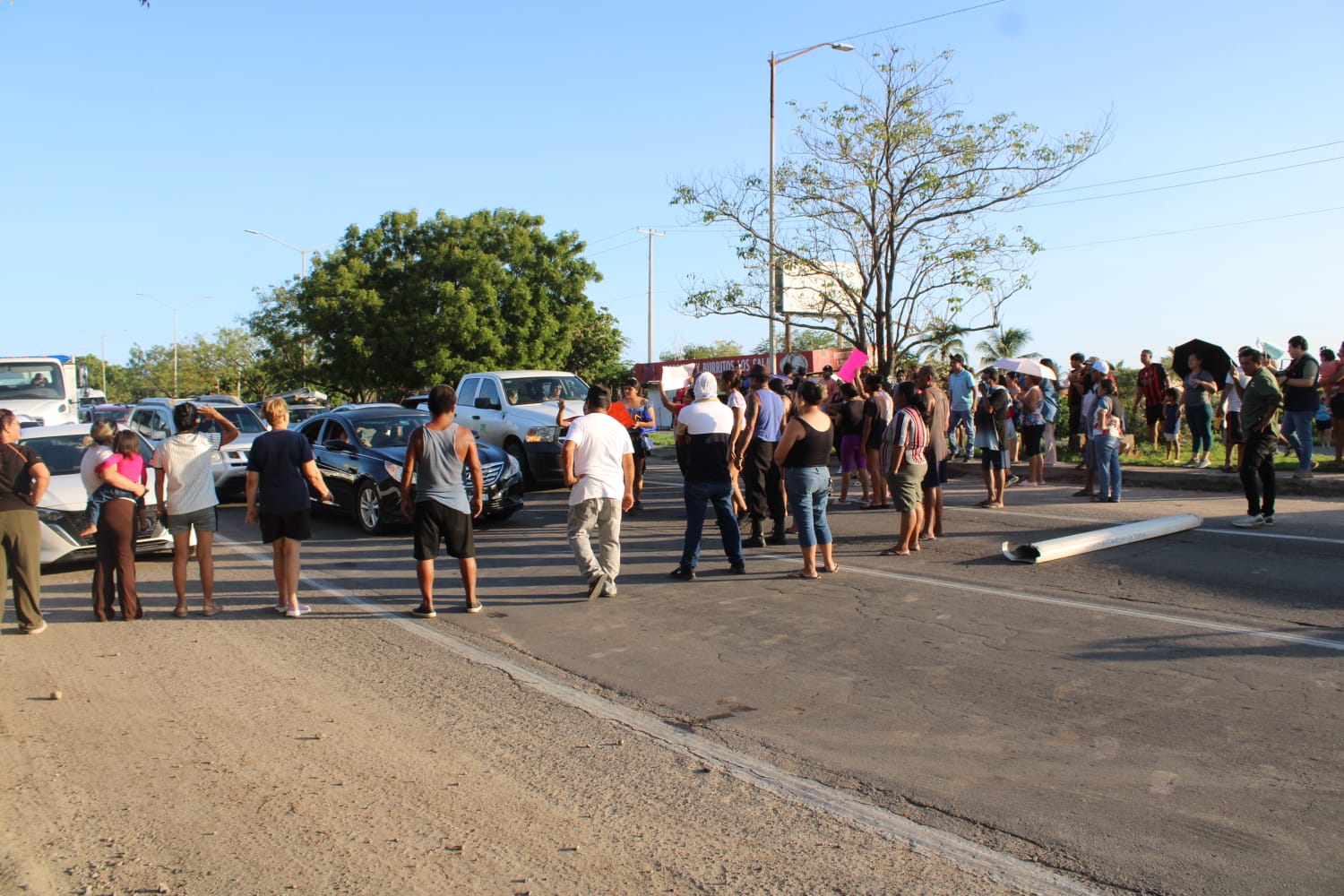 Vecinos de Urías y La Sirena bloquean carretera en Mazatlán tras tres días sin luz por lluvias