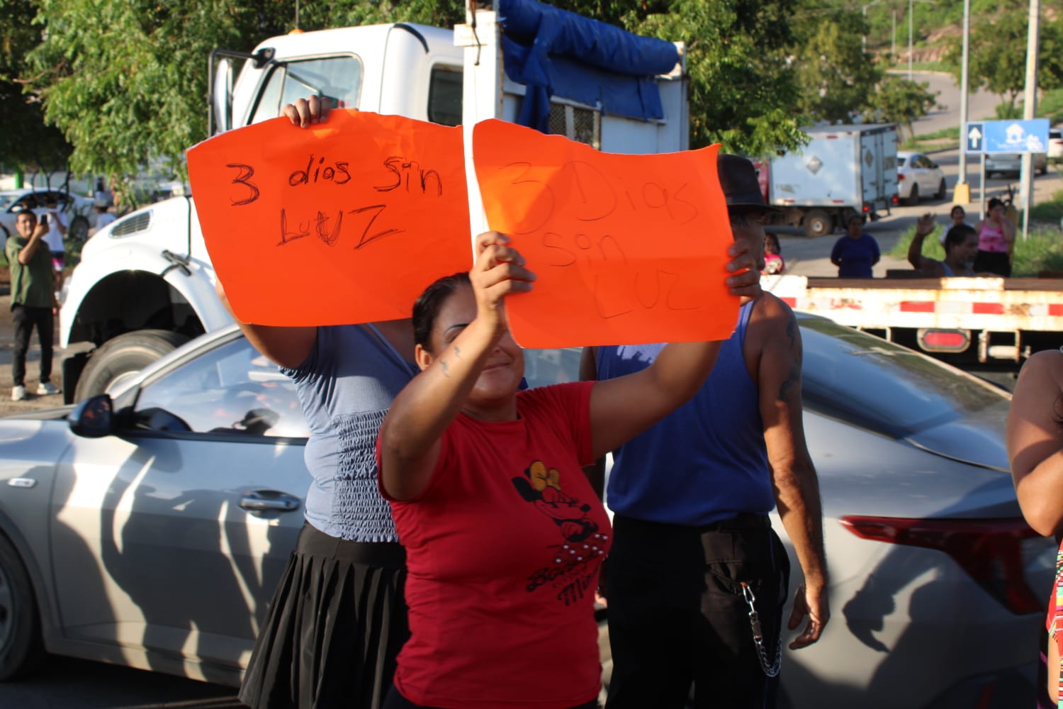 Vecinos de Urías y La Sirena bloquean carretera en Mazatlán tras tres días sin luz por lluvias