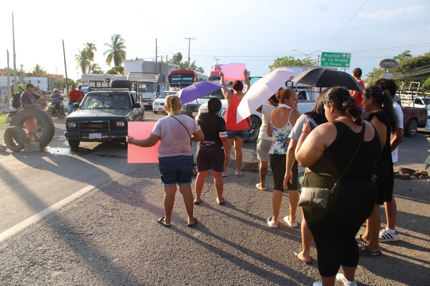 Vecinos de Urías y La Sirena bloquean carretera en Mazatlán tras tres días sin luz por lluvias