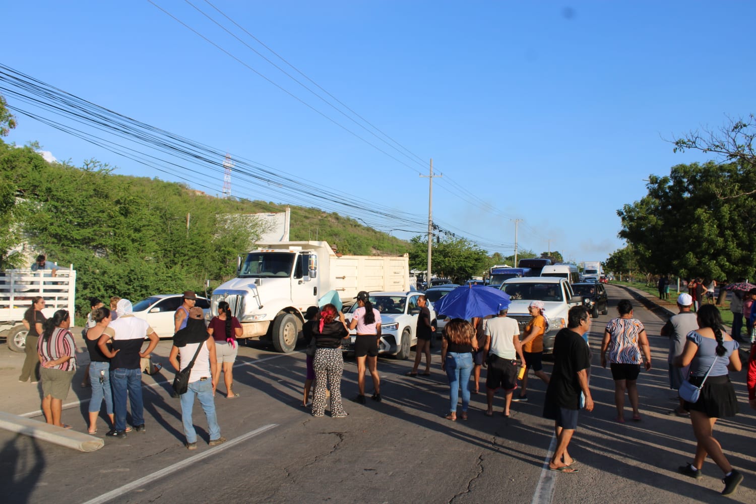 Vecinos de Urías y La Sirena bloquean carretera en Mazatlán tras tres días sin luz por lluvias