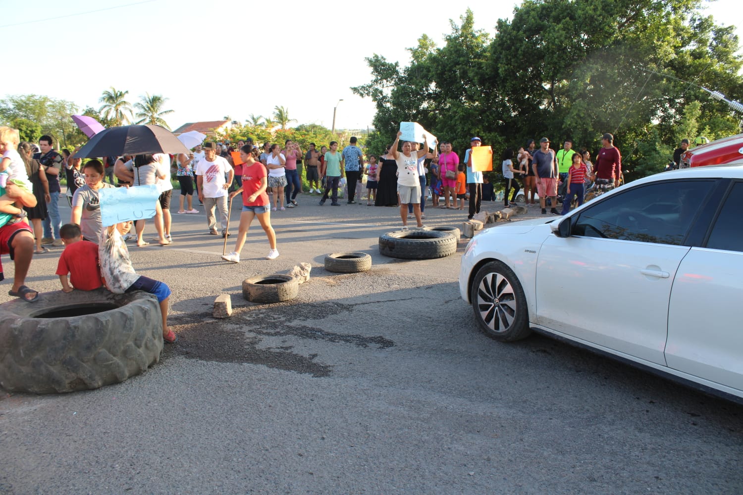 Vecinos de Urías y La Sirena bloquean carretera en Mazatlán tras tres días sin luz por lluvias