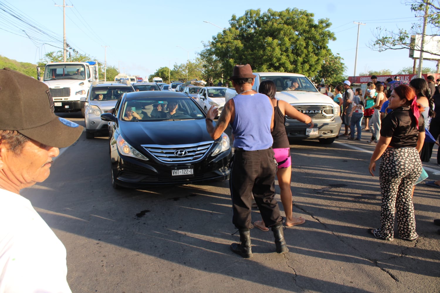 Vecinos de Urías y La Sirena bloquean carretera en Mazatlán tras tres días sin luz por lluvias