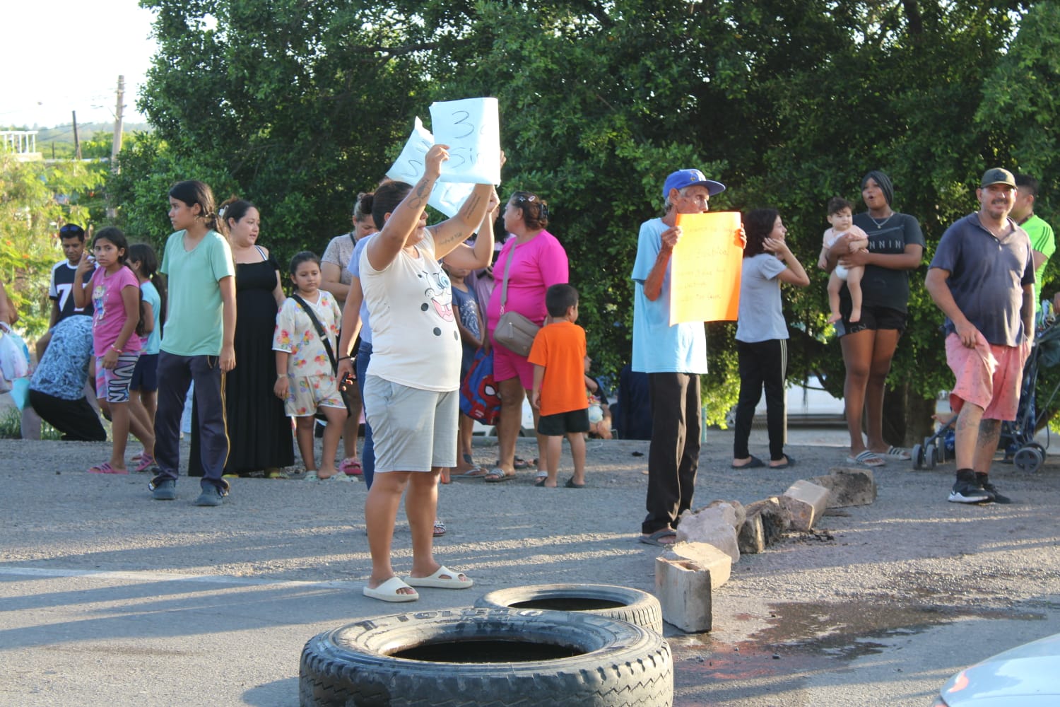 Vecinos de Urías y La Sirena bloquean carretera en Mazatlán tras tres días sin luz por lluvias