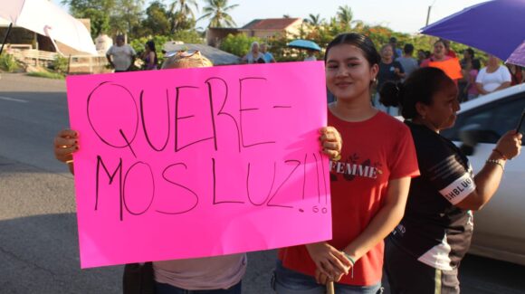 ‘Ya es mucho’, tres días sin luz llevan a vecinos de Urías a bloquear la carretera internacional en Mazatlán, Sinaloa