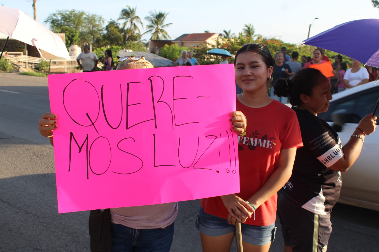Vecinos de Urías y La Sirena bloquean carretera en Mazatlán tras tres días sin luz por lluvias