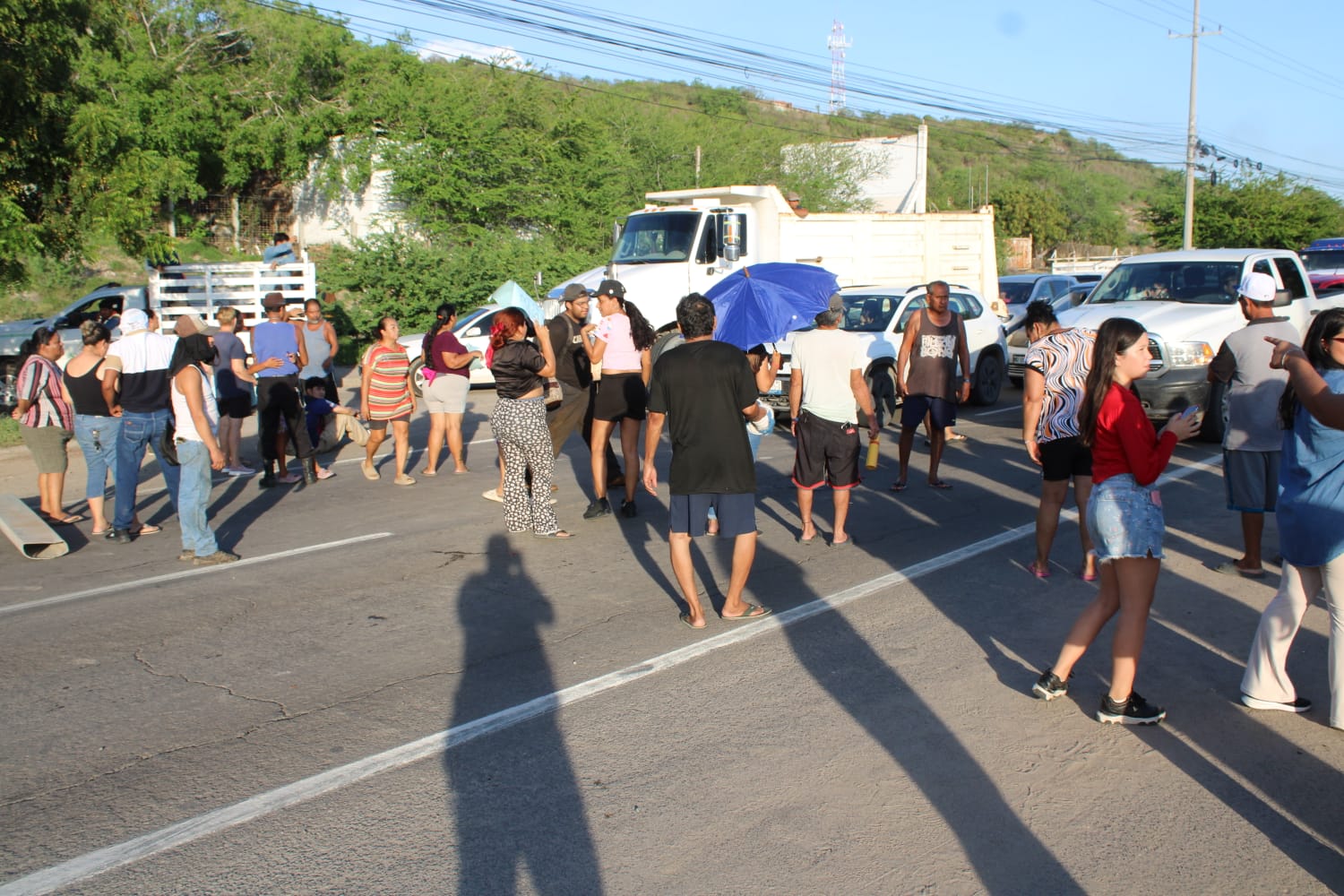 Vecinos de Urías y La Sirena bloquean carretera en Mazatlán tras tres días sin luz por lluvias