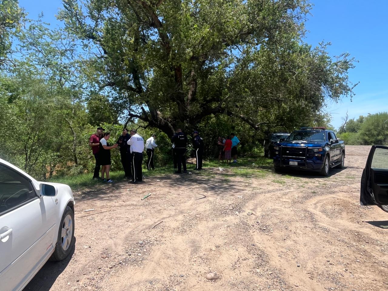 Camioneta es arrastrada por la corriente del río Caimanero