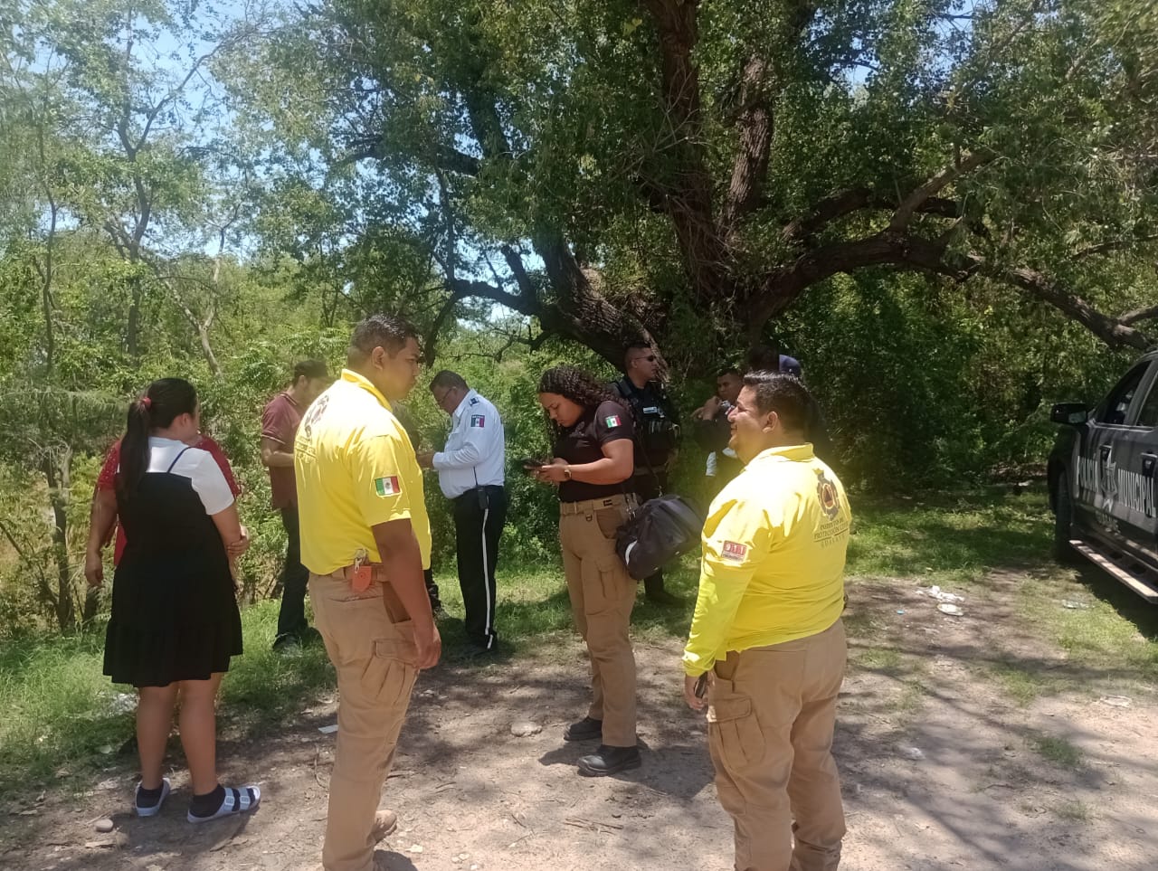 Camioneta es arrastrada por la corriente del río Caimanero