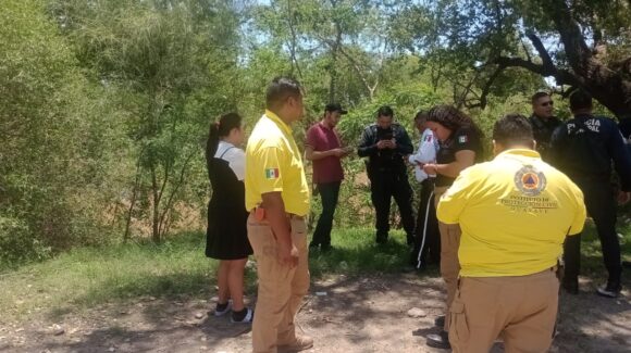 Camioneta es arrastrada por la corriente del río Caimanero, Guasave, Sinaloa; ocupantes resultan ilesos