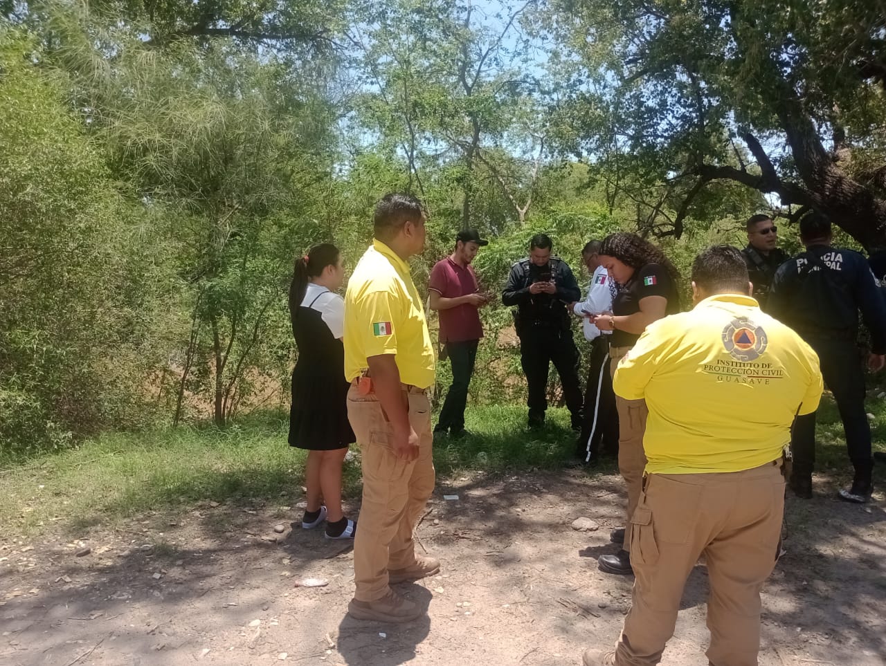 Camioneta es arrastrada por la corriente del río Caimanero