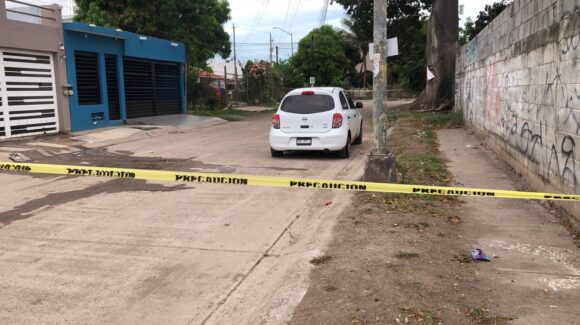 Localizan vehículo con impactos de bala en la colonia La Foresta, en Mazatlán, Sinaloa; no hay heridos