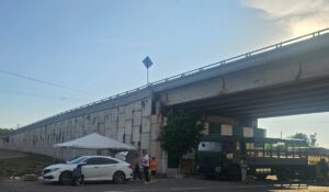 Vehículo dañado por ponchallantas en carretera Culiacán-Los Mochis