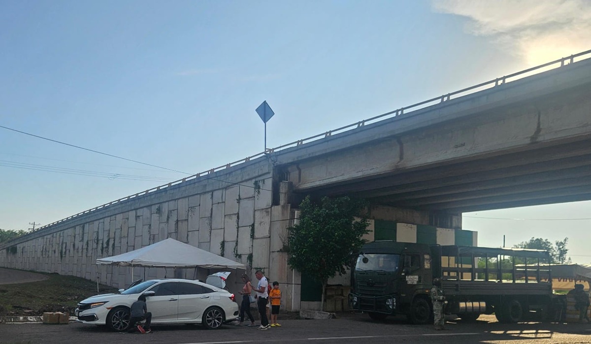 Vehículo dañado por ponchallantas en carretera Culiacán-Los Mochis