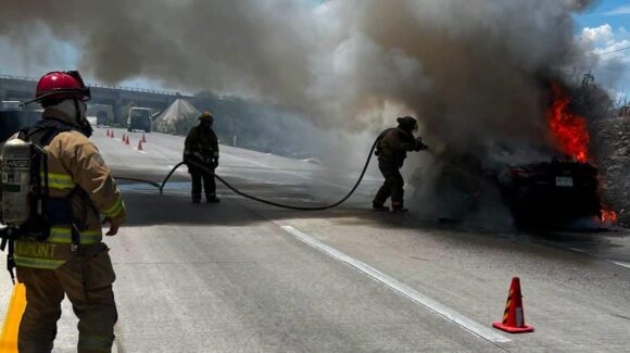 Vehículo arde sobre la autopista México 15, cerca de la caseta de El Vainillo, al sur de Mazatlán, Sinaloa