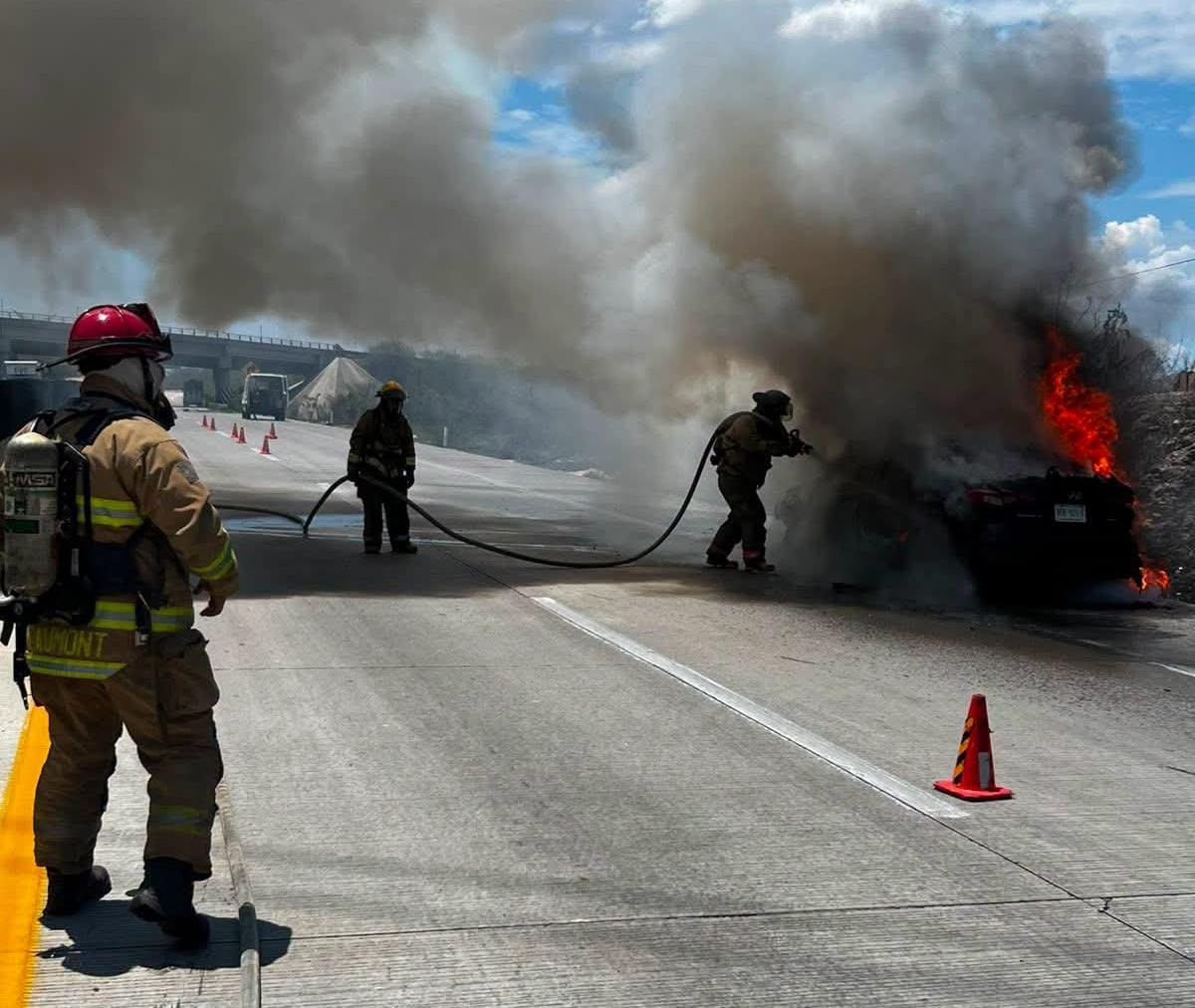 Vehículo se incendia en la México 15, Mazatlán