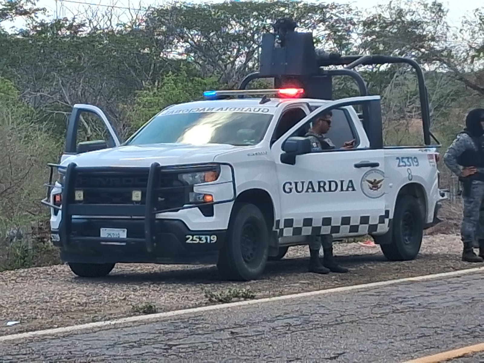 Camioneta de la Guardia Nacional en carretera
