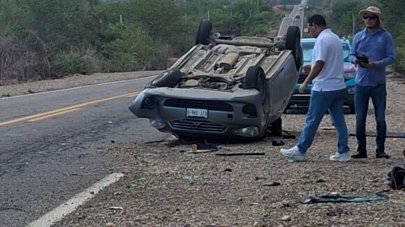 Aparatosa volcadura sobre la México 15 moviliza a cuerpos de emergencia al norte de Mazatlán, Sinaloa