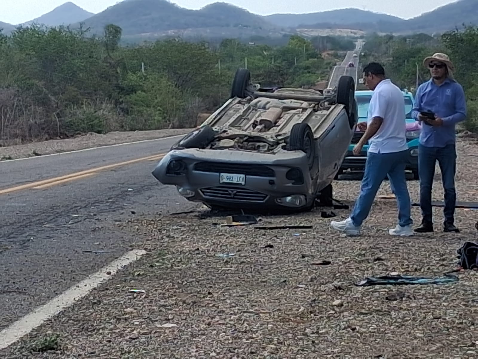 Camioneta vuelca sobre la México 15, en Mazatlán