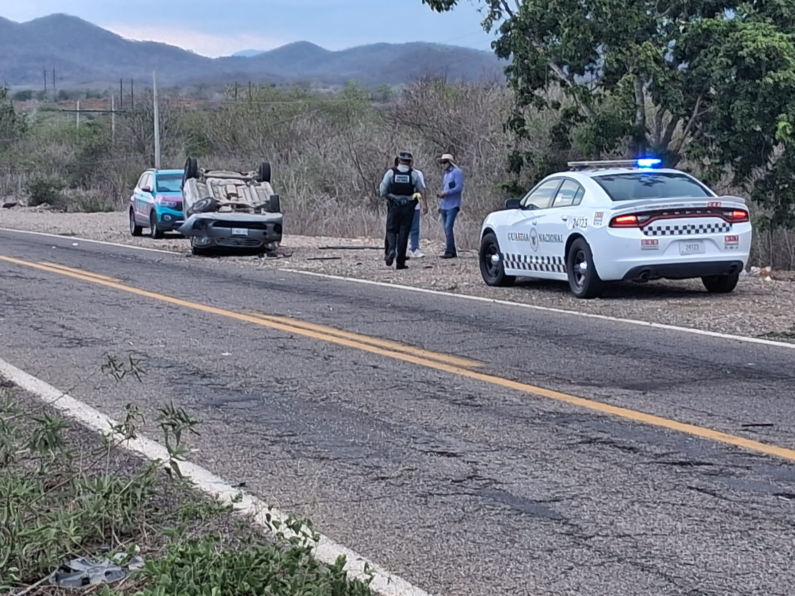 Camioneta vuelca sobre la México 15, en Mazatlán
