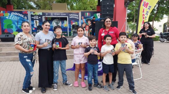 Vibra Radio y Macasa reúnen a familias en Guamúchil, Sinaloa, en una tarde de lotería futbolera e intercambio de estampitas