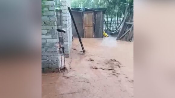 ¡Se metió hasta la cocina! Fuerte lluvia inunda viviendas en Chilillos, Rosario, y se extiende en el sur de Sinaloa