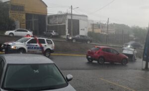 Vuelca un vehículo sobre la avenida México 68 en Culiacán