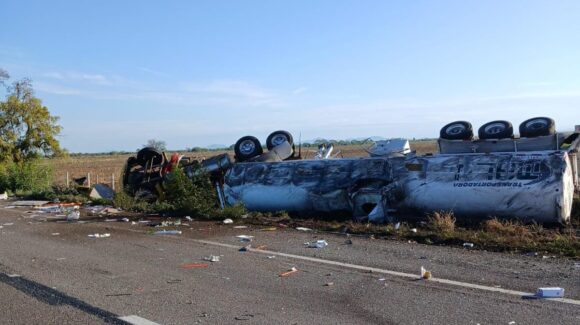 Aparatosa volcadura de pipa cargada con gasolina sobre la Maxipista Mazatlán-Culiacán