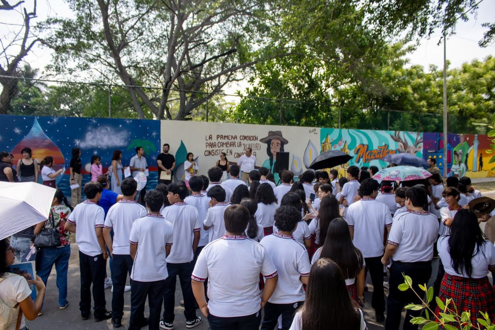 Jóvenes artistas llenan de color el CBTis 051