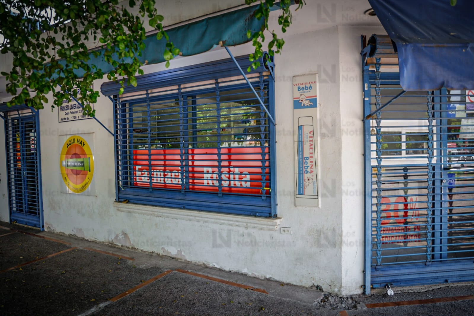 Una veladora ilumina la farmaci donde fue privado de la vida un médico en Culiacán