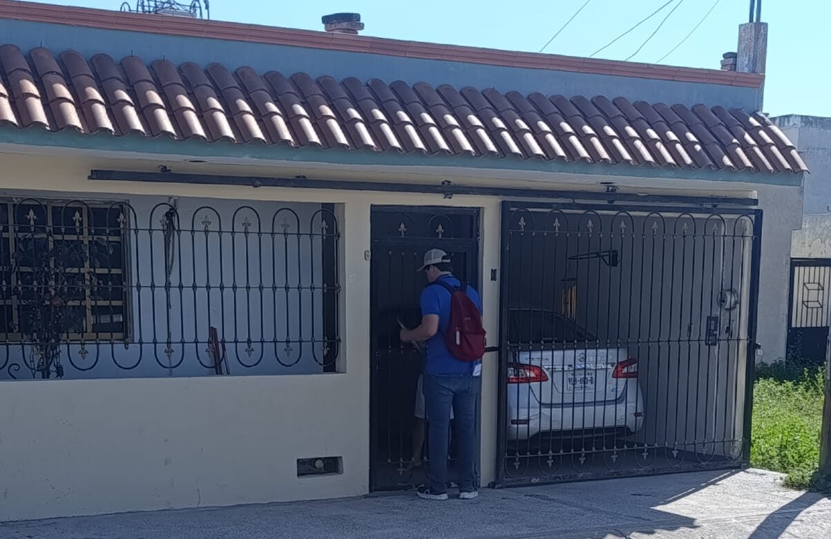 Fumigan en Los Cedros de Los Mochis