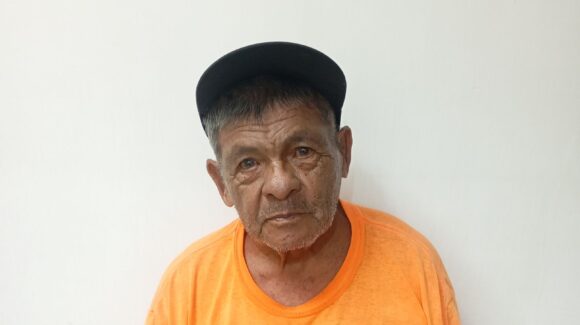 Adulto mayor camina desorientado en Higueras del Conchi; buscan a su familia en Mazatlán, Sinaloa