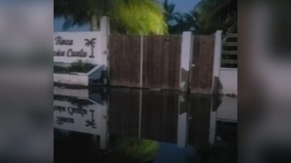 Alta marea deja incomunicados a habitantes de La Pithaya, en Guasave, Sinaloa