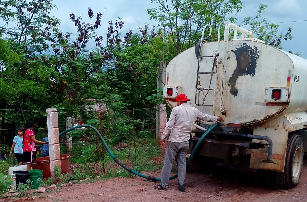 Agua en pipas por falta del vital liquido en Sinaloa