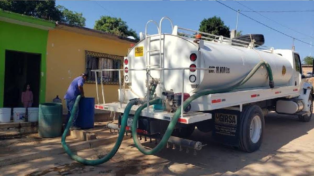 Agua en pipas por falta del vital liquido
