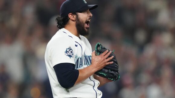 El sinaloense Andrés Muñoz llega a 20 salvamentos en la temporada 2026 de MLB
