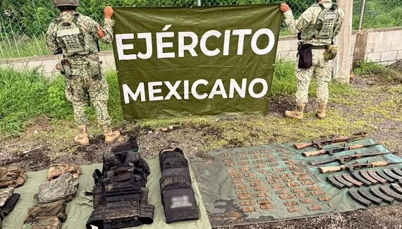 Aseguran Ejército y Marina arsenal y liberan a una persona privada de la libertad en el sur de Sinaloa