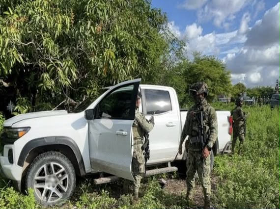 Aseguran Ejército y Marina arsenal y liberan a una persona privada de la libertad en el sur de Sinaloa