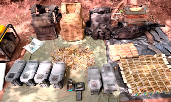 Aseguran arsenal y 172 explosivos improvisados durante operativo en La Guásima, Concordia, Sinaloa