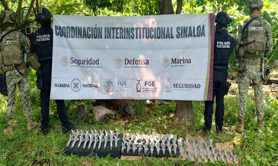 Aseguran arsenal y 172 explosivos improvisados durante operativo en La Guásima, Concordia, Sinaloa