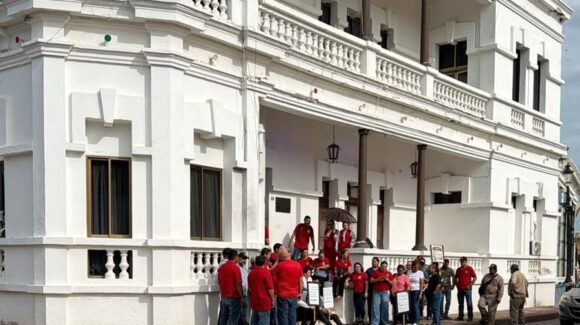 Sindicato vuelve a tomar el Ayuntamiento de Mocorito por retraso en el pago de la quincena