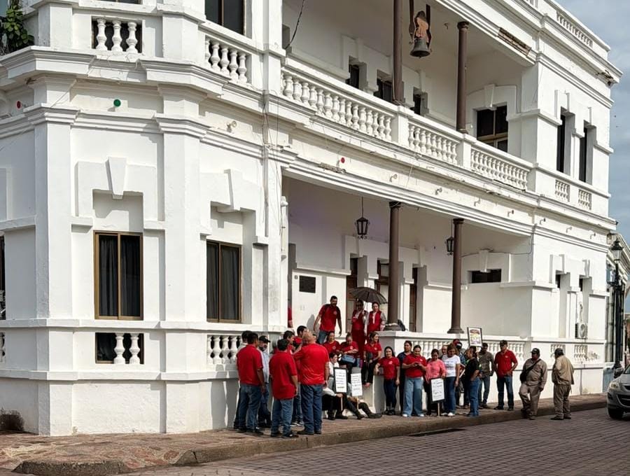 Ayuntamiento de Mocorito, sindicalizados en manifestación
