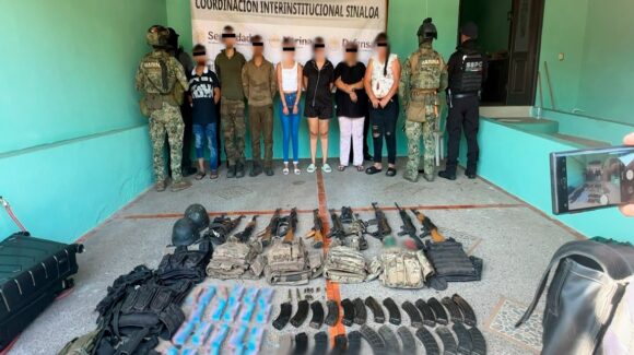 Cae grupo armado en La Tuna, Sinaloa; aseguran armas, cartuchos y equipo táctico y liberan a un menor durante operativo al sur de Mazatlán, Sinaloa