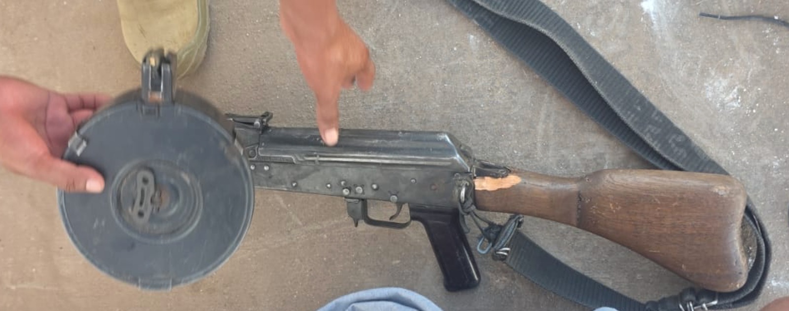 Caen dos con tres fusiles Ak-47, una granada y una camioneta en Angostura