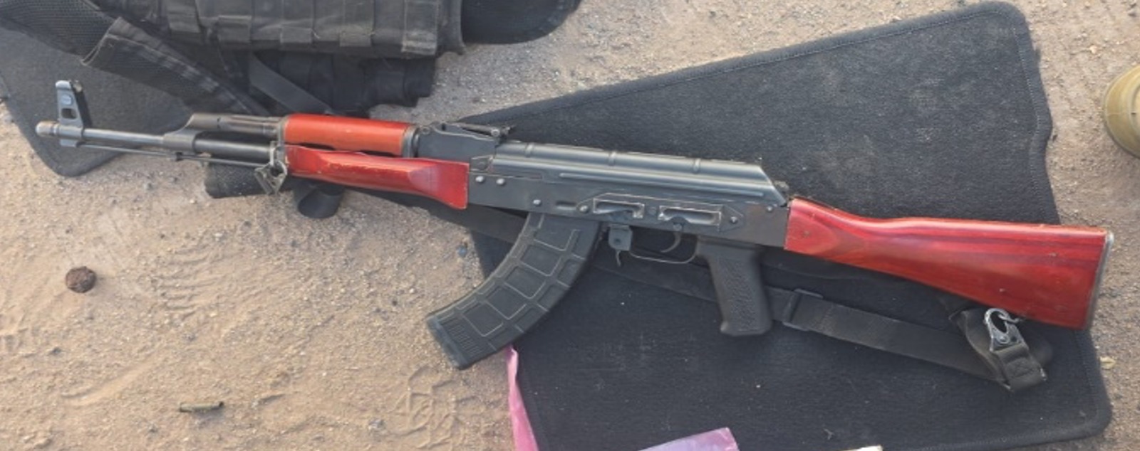Caen dos con tres fusiles Ak-47, una granada y una camioneta en Angostura