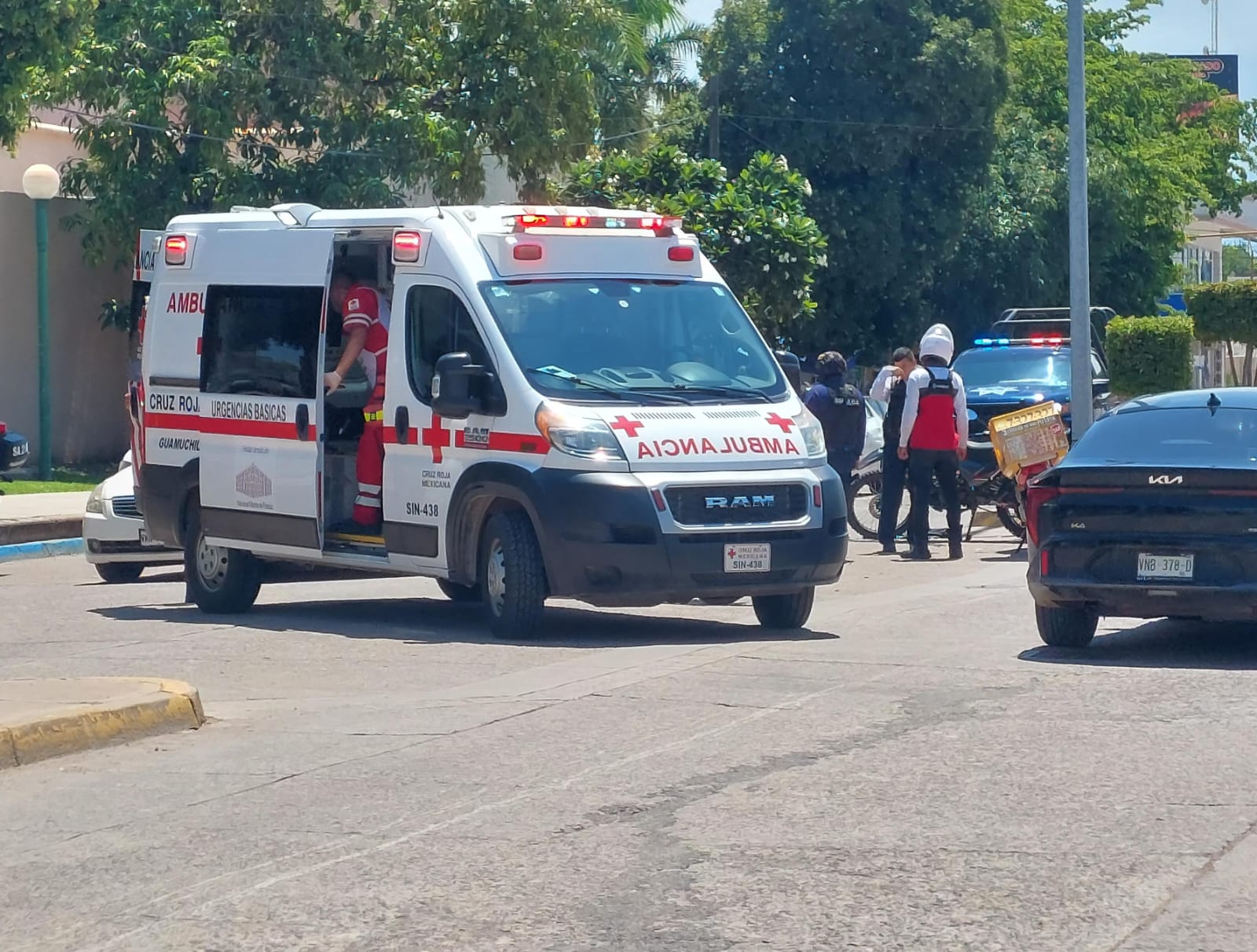 Camioneta golpea a motociclista y huye tras accidente en Guamúchil