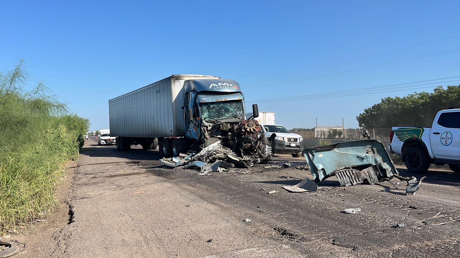 Choque entre tráileres deja solo daños materiales sobre la México 15, en Guasave