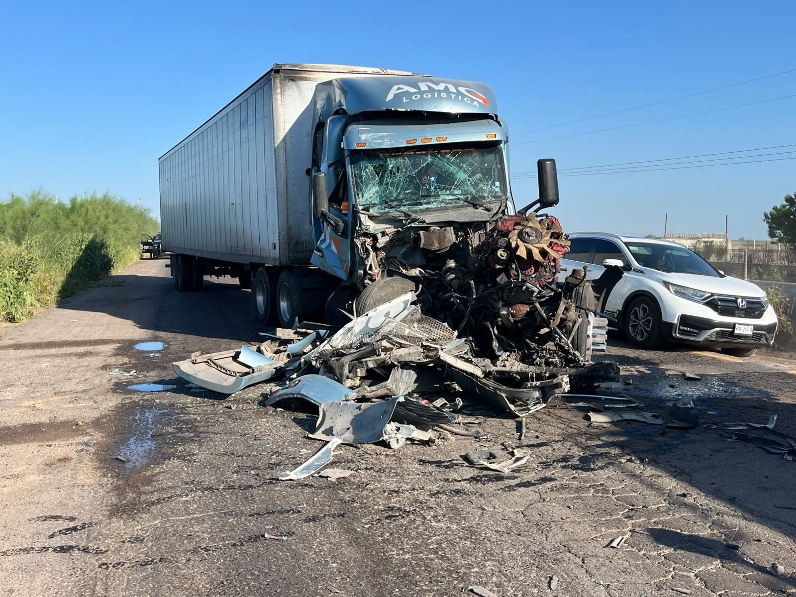 Choque entre tráileres deja solo daños materiales sobre la México 15, en Guasave