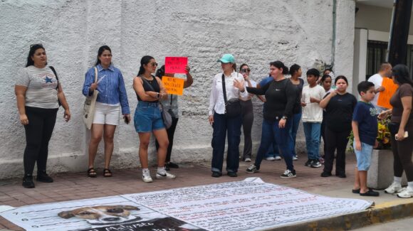 Ciudadanos protestan ante Ecología de Mazatlán; exigen mayor atención a denuncias por maltrato animal