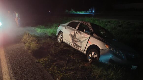 Conductor de vehículo termina en medio de la cuneta tras accidente en la México 15, en Ahome, Sinaloa