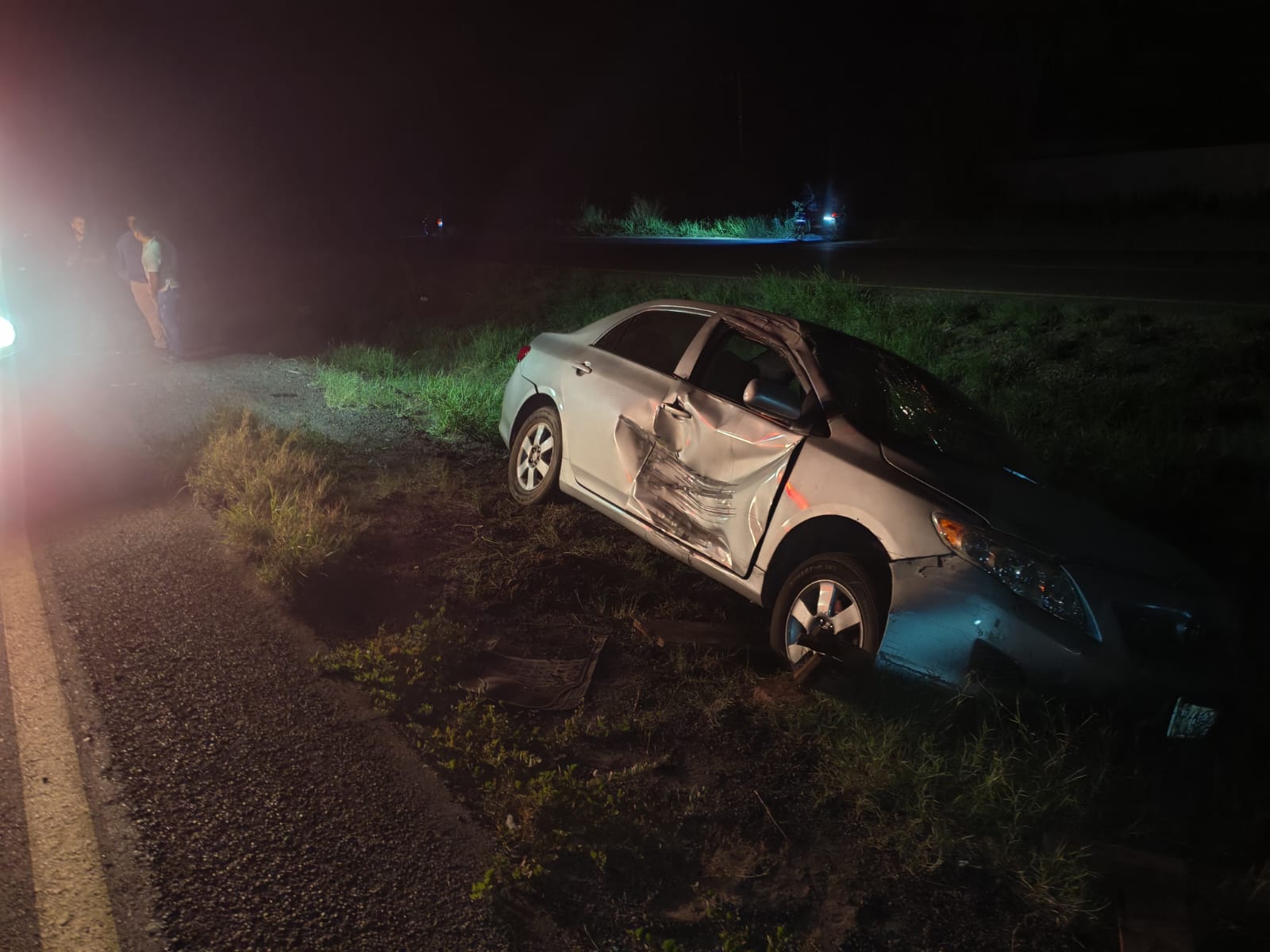 Conductor de vehículo termina en medio de la cuneta tras accidente en la México 15, en Ahome, Sinaloa